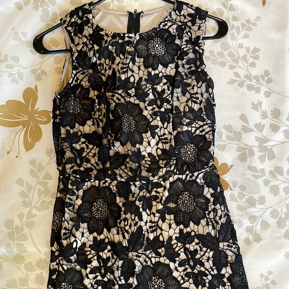Very flattering, professional dress! Size medium